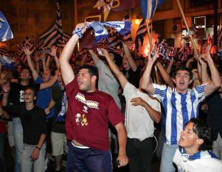 欧洲杯希腊球迷庆祝（欧洲杯希腊球迷庆祝图片）